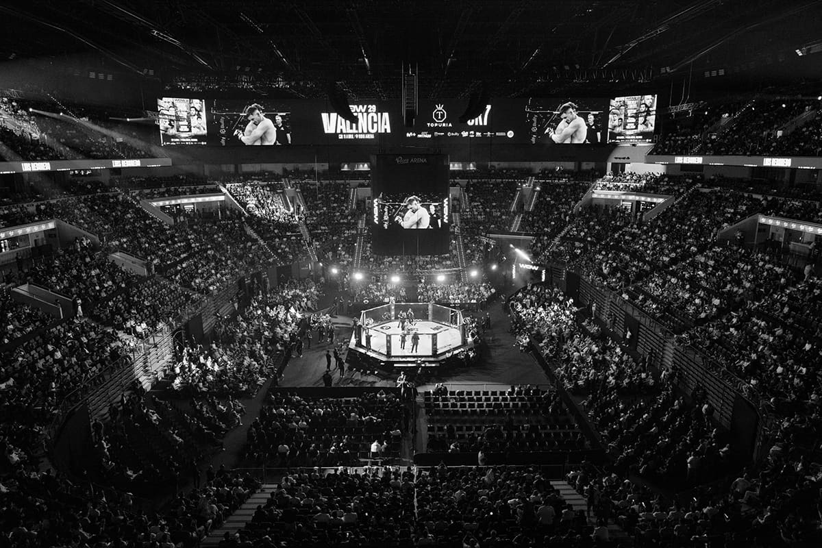 Wide view of Roig Arena filled with crowds during an MMA bout between Luis Reboredo and Henry Josiah at WOW 29 in Valencia.