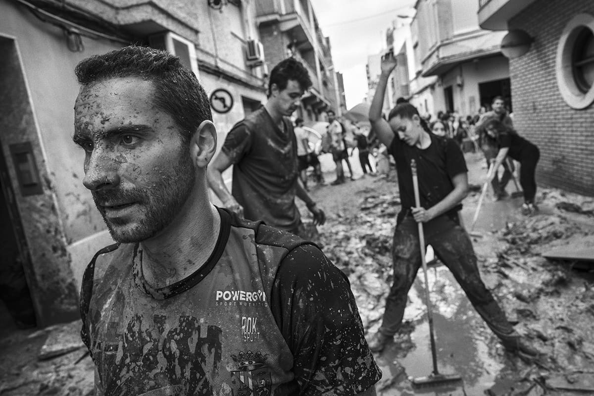 Volunteers removing debris, mud and stagnant water from the streets of Paiporta after the DANA flood in Valencia