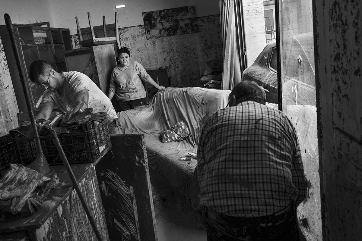 Family assessing the damage inside their flooded home in Paiporta after the 2024 Valencia DANA disaster