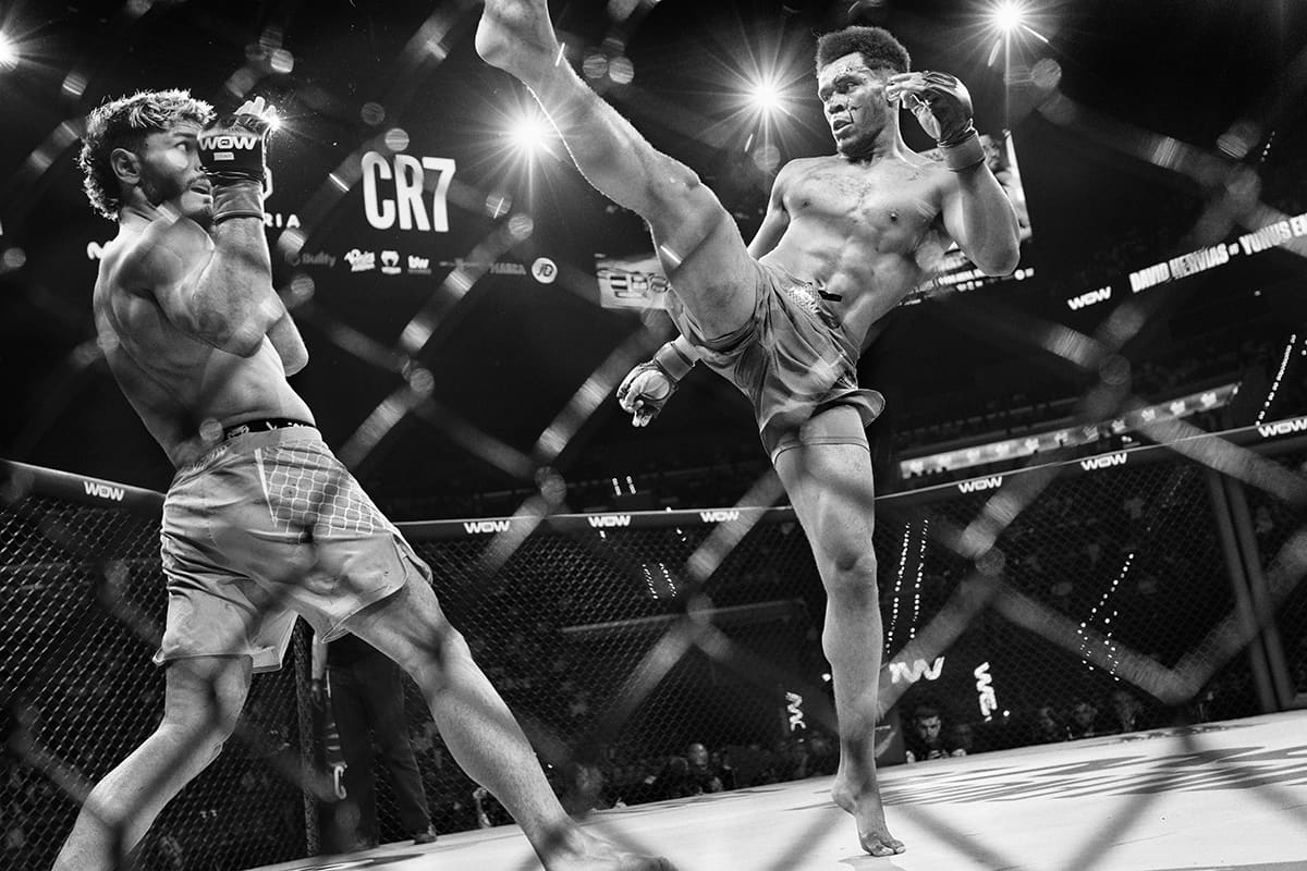 David Hervias exchanges strikes with Yunus Emre Batan during a middleweight MMA bout at WOW 29 in Valencia.