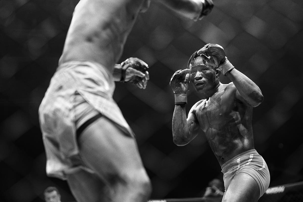 Ken Sekeletu and Jonny Becerra exchange strikes in a catchweight MMA fight at WOW 26 in Bilbao.
