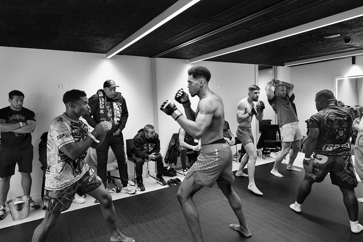 David Hervías, Antonio Fofirca, and Daniel Ladero warm up backstage before their MMA fights at WOW 29 in Valencia.