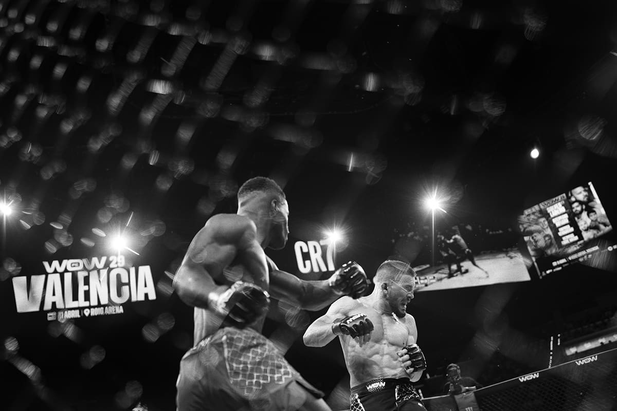 Mor Dieye exchanges strikes with Nicolas Medina during a lightweight MMA bout at WOW 29 in Valencia.
