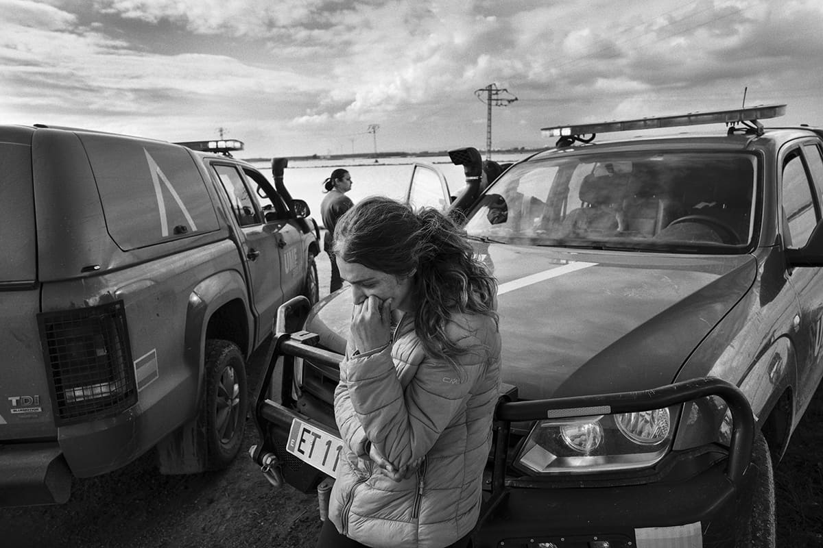 Petruta and Alice Andrea Sandu crying as the UME searches for their missing parents in the Albufera after the DANA