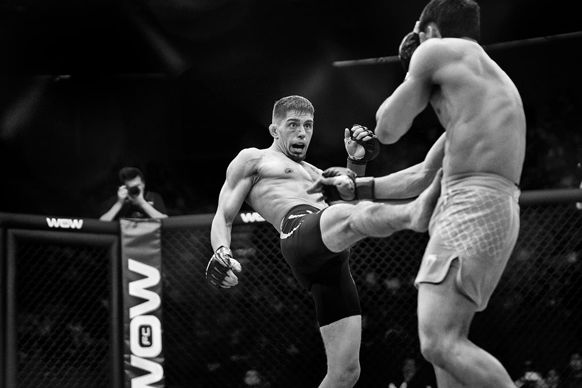 Henry Escalona battles Artur Hrynchak during a lightweight MMA fight at WOW 27 in Madrid.