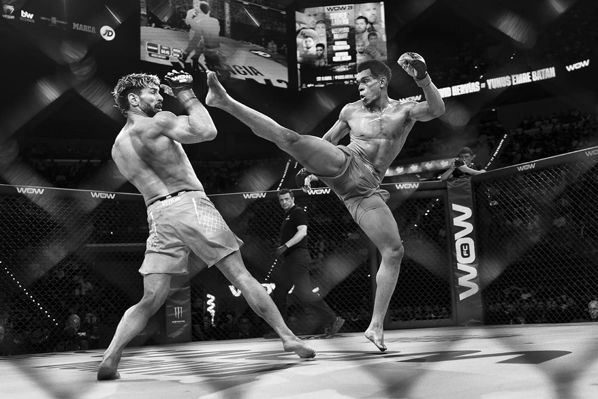 David Hervias exchanges strikes with Yunus Emre Batan in a middleweight MMA bout at WOW 29 in Valencia.