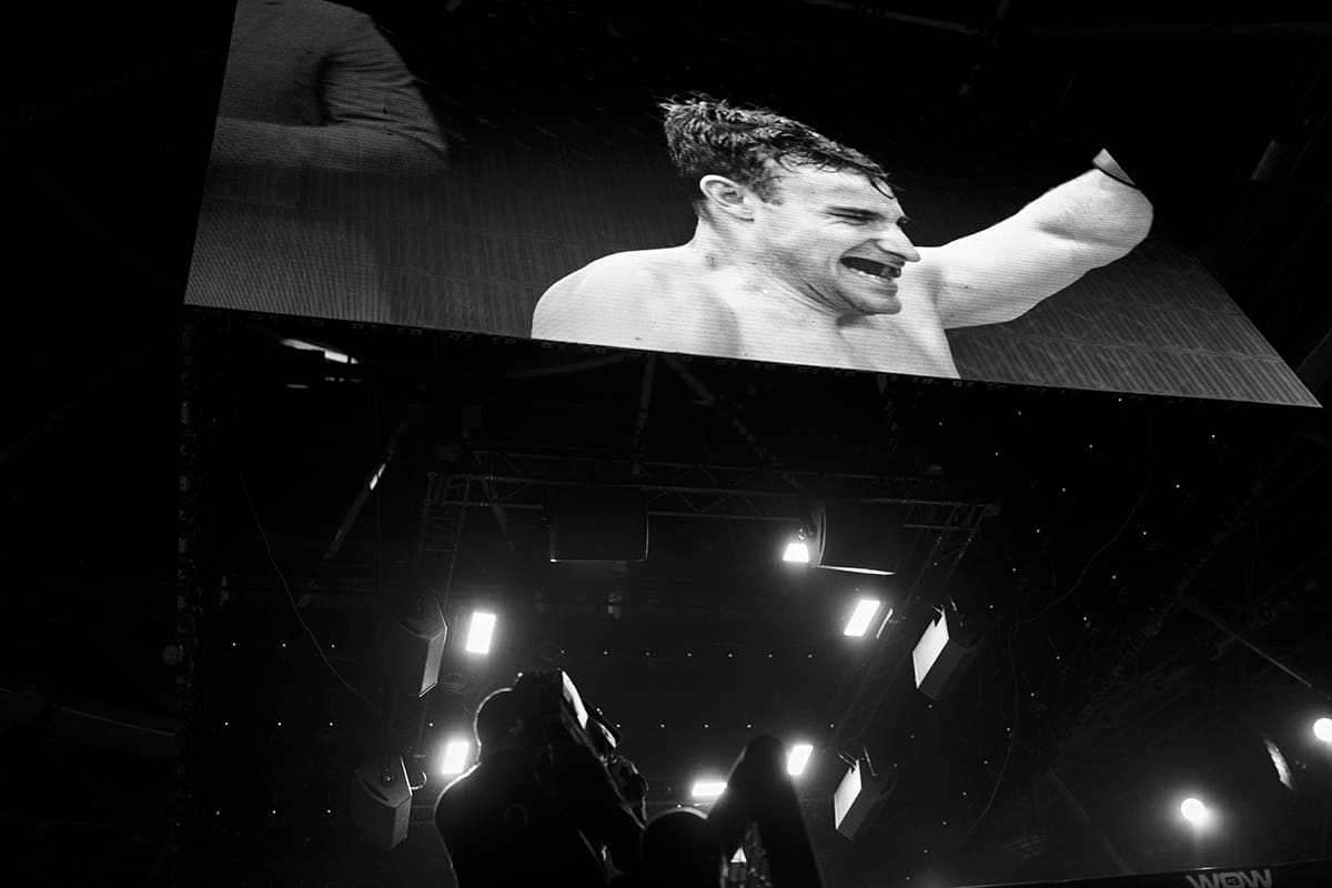 Alex Sabino celebrates after winning his bantamweight MMA fight at WOW 27 in Madrid.
