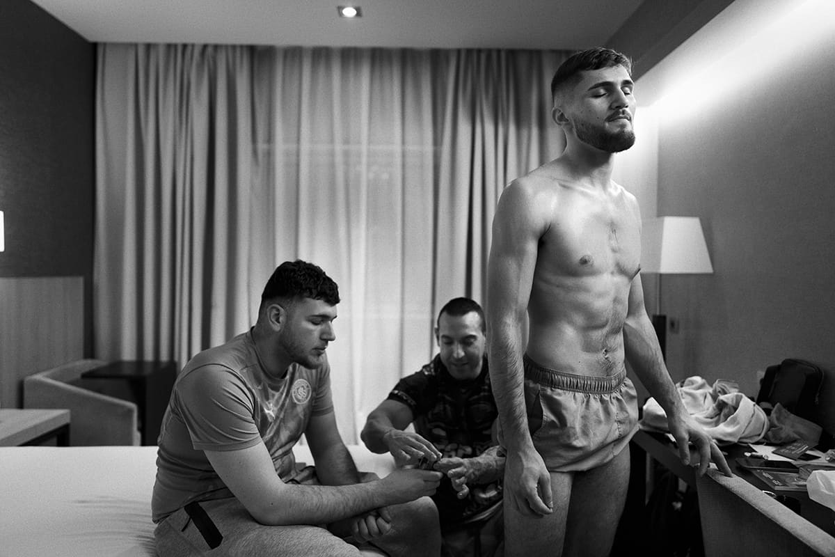 Antonio Fofirca and his coaches manage the weight cut in Madrid before his professional MMA fight at WOW 25.