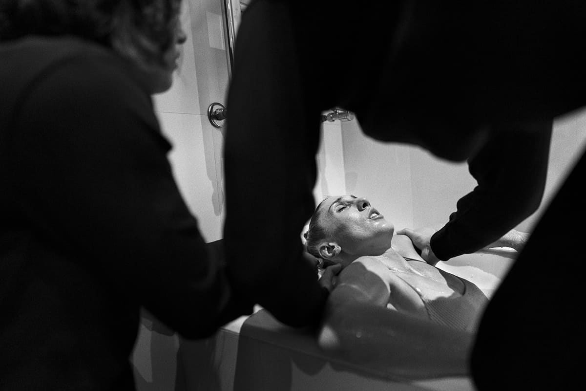 Isabel Calvo prepares for weigh-ins alongside her support team during a Madrid MMA event.