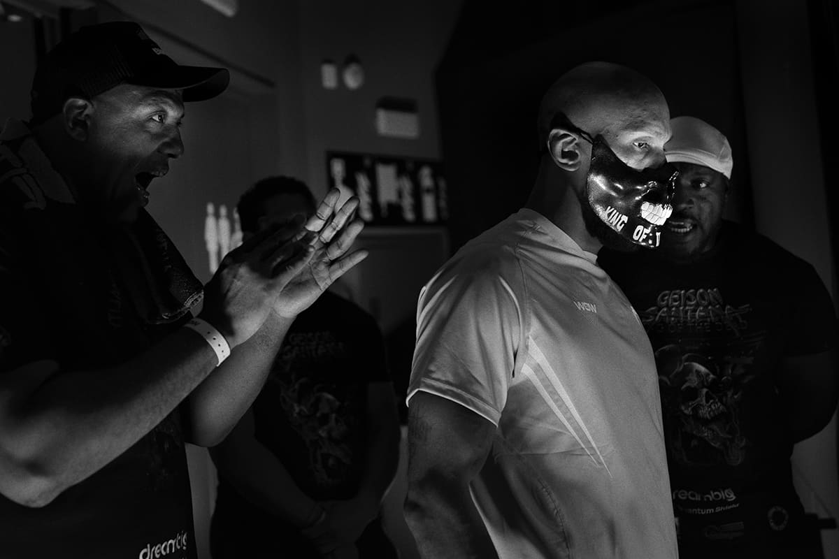 Geison Moreno concentrates in the dressing room before his middleweight MMA bout at WOW 29 in Valencia.