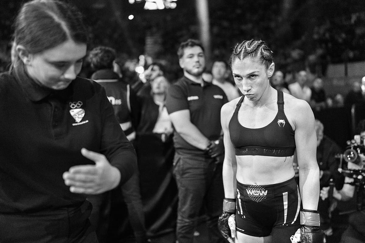 Isabel Calvo walks toward the WOW FC octagon before her strawweight MMA fight at Madrid Arena.