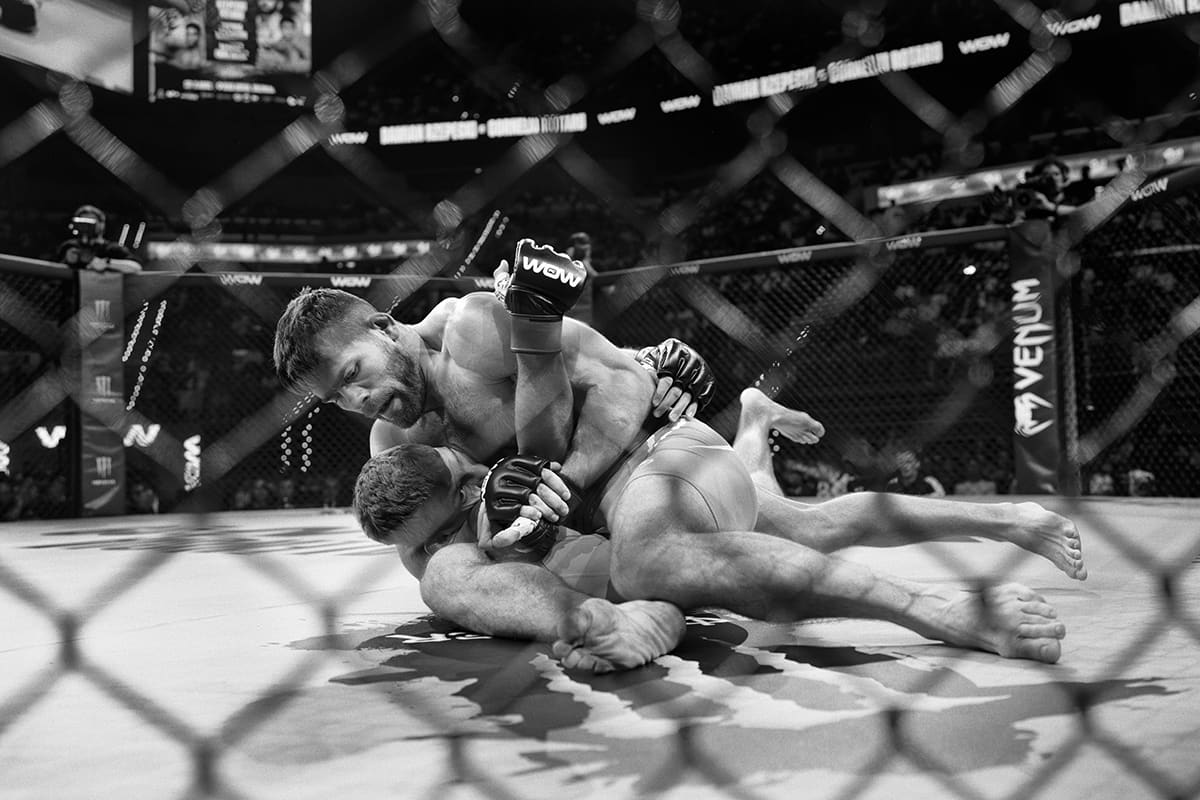 Corneliu Rotaru and Damian Rzepecki grapple on the mat during a lightweight MMA match at WOW 29 in Valencia.