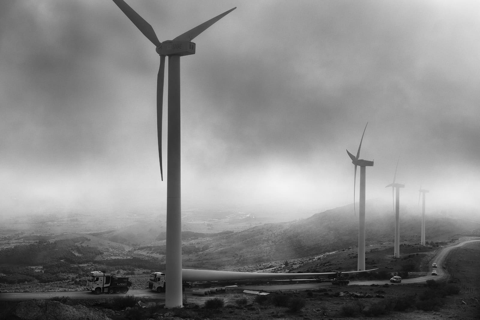 Special convoy transporting a wind turbine blade through the Sierra de Ojos de Albos, Ávila, Spain, 2025