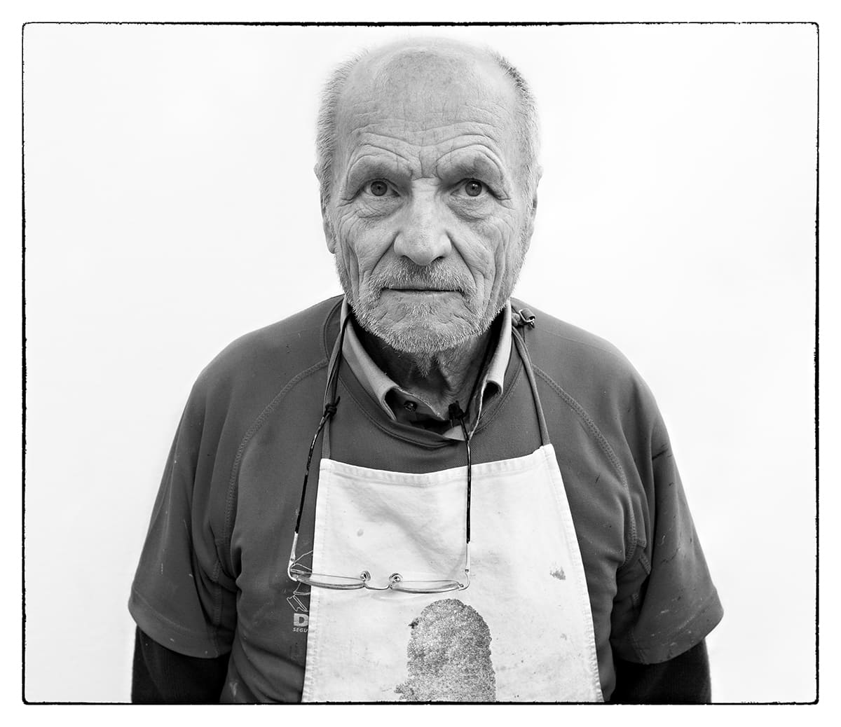 Black and white studio portrait of Antonio López García, painter and sculptor, from the series Ñ by Álvaro Ybarra Zavala.