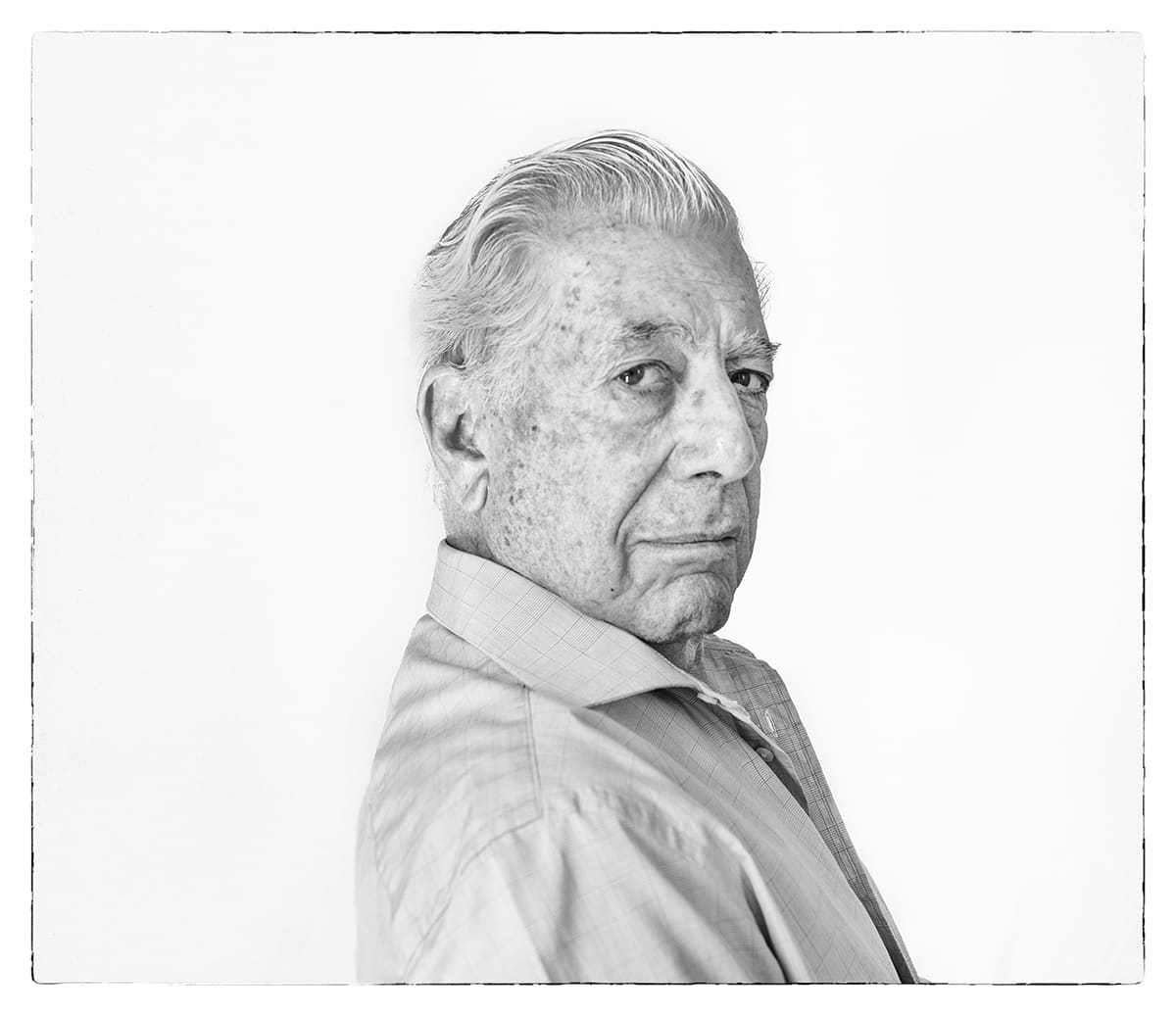 Black and white studio portrait of Mario Vargas Llosa, writer, from the series Ñ by Álvaro Ybarra Zavala.