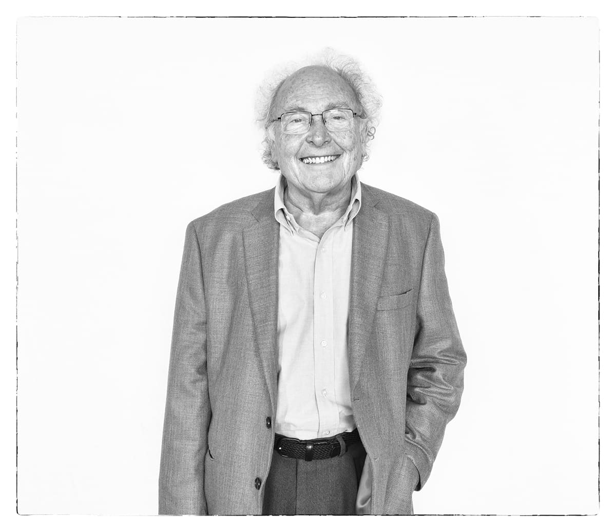 Black and white studio portrait of Eduardo Punset, writer and science communicator, from the series Ñ by Álvaro Ybarra Zavala.
