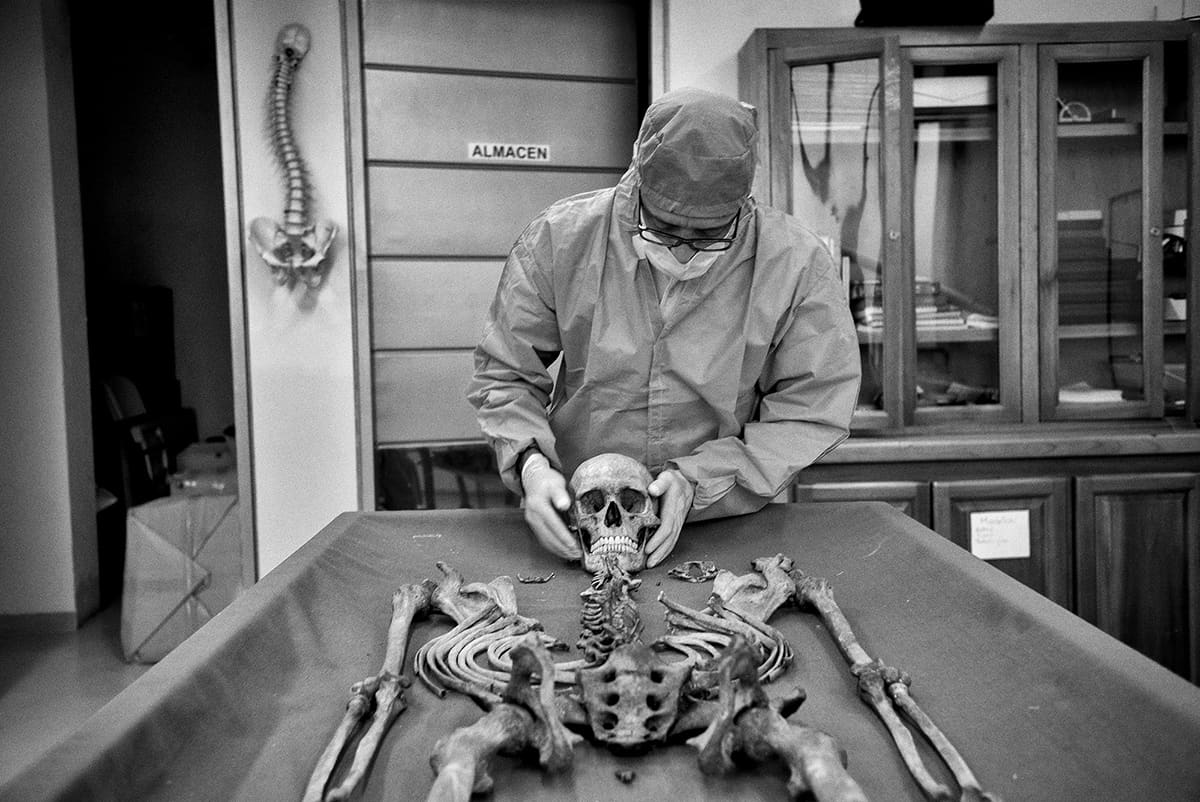 Forensic team of Medicina Legal examines unidentified remains of conflict victims in Medellín, 2015