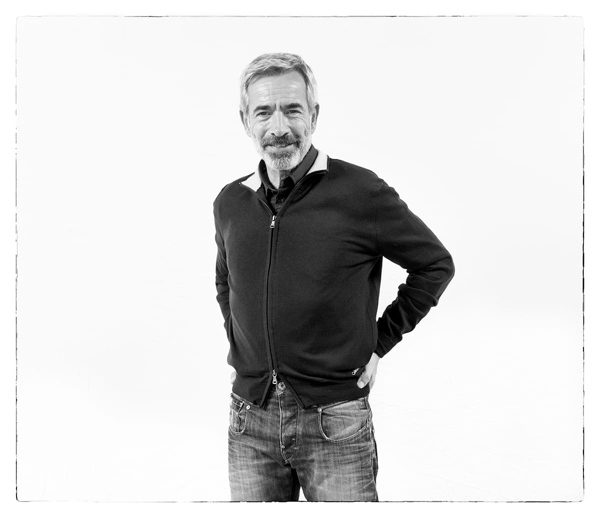Black and white studio portrait of Imanol Arias, actor, from the series Ñ by Álvaro Ybarra Zavala.