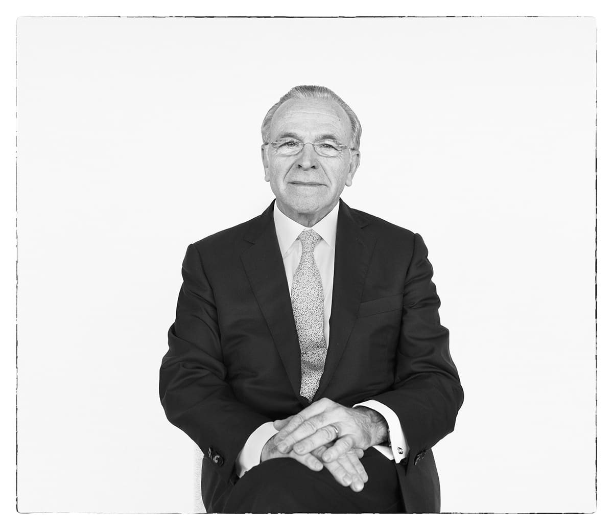 Black and white studio portrait of Isidro Fainé, banker, from the series Ñ by Álvaro Ybarra Zavala.