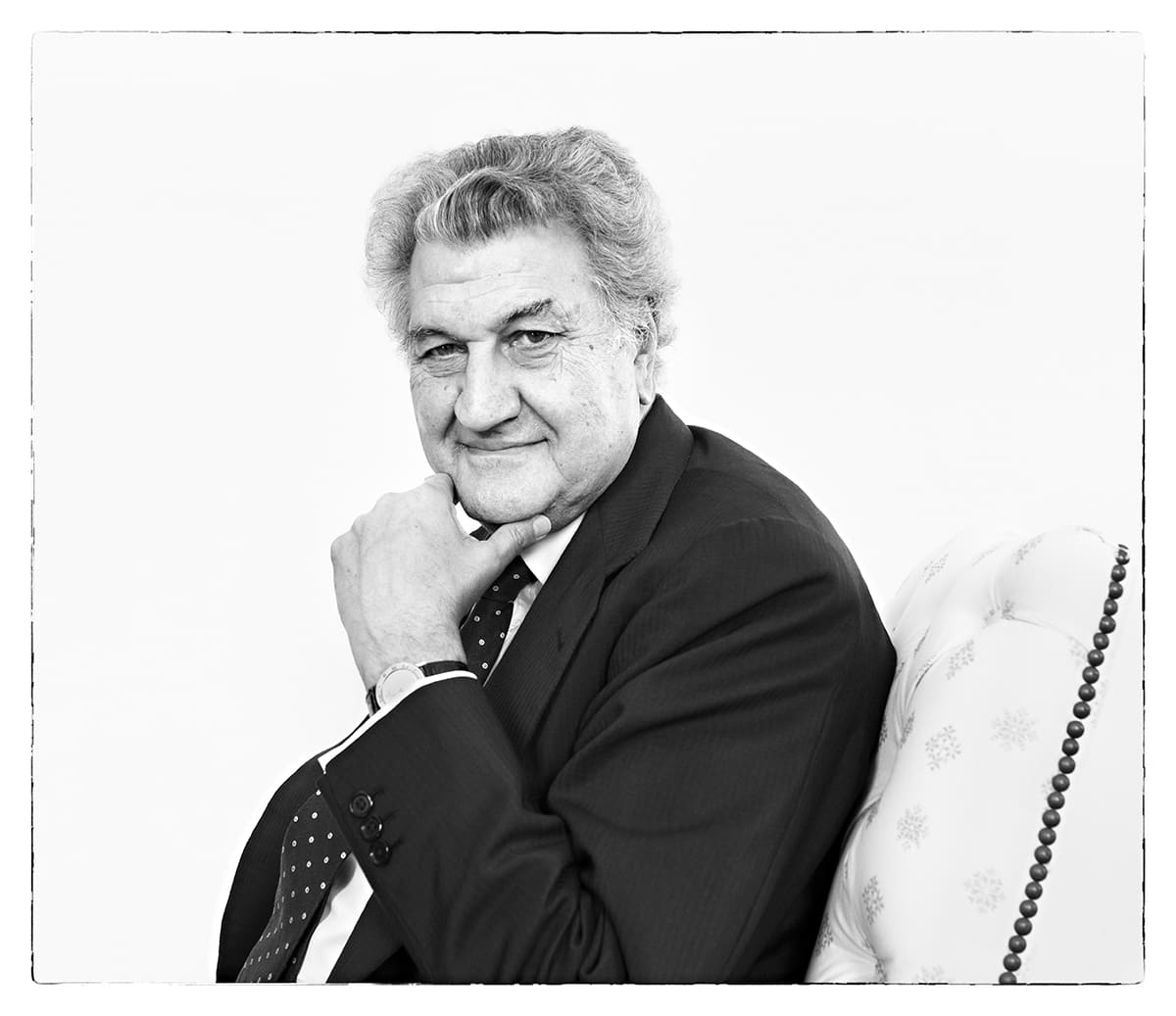 Black and white studio portrait of Jesús Posada, politician, from the series Ñ by Álvaro Ybarra Zavala.