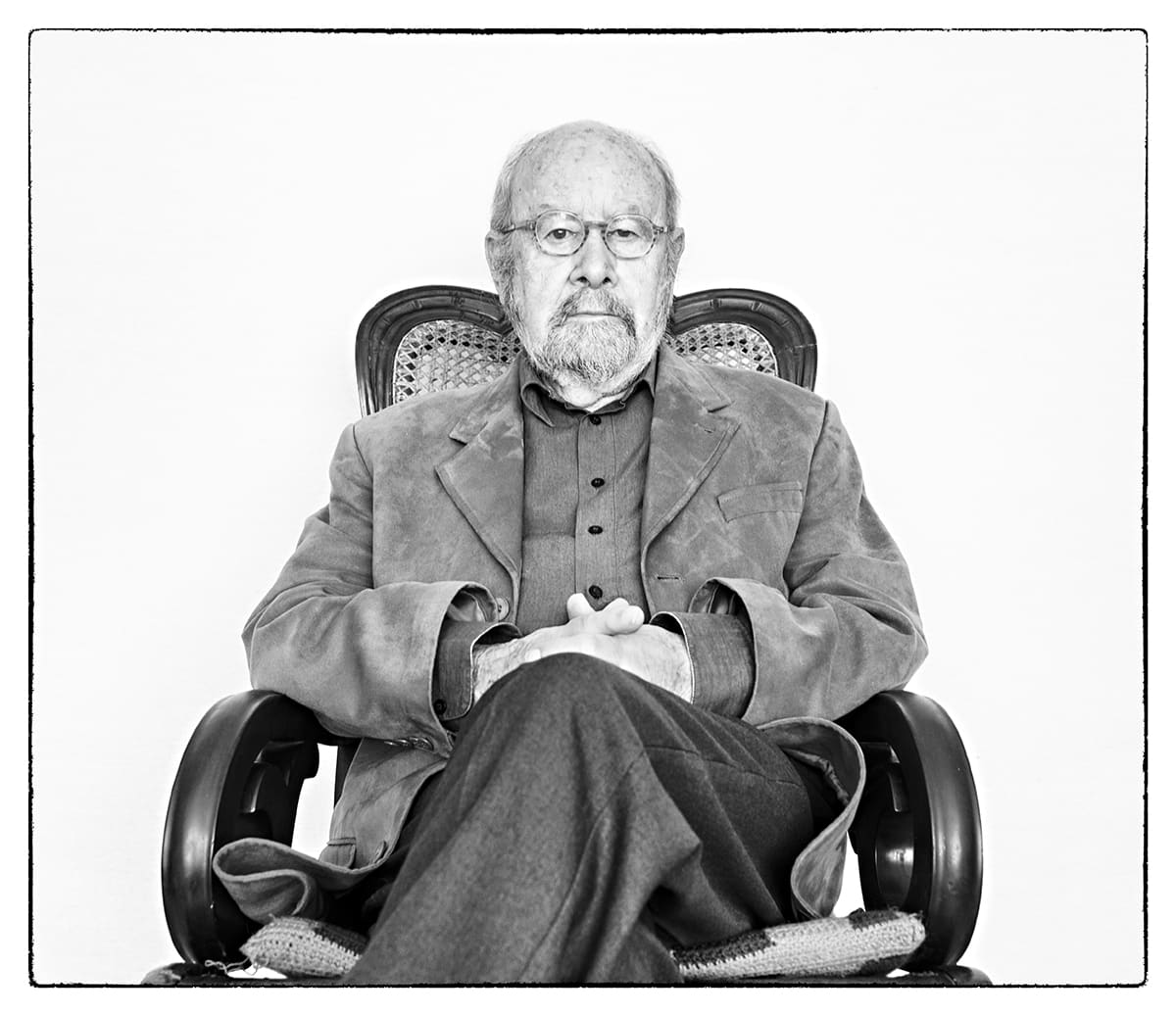 Black and white studio portrait of José Manuel Caballero Bonald, poet and novelist, from the series Ñ by Álvaro Ybarra Zavala.