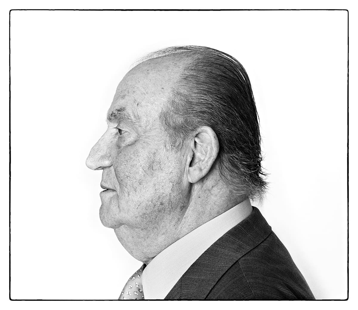 Black and white studio portrait of Juan Carlos I, King of Spain, from the series Ñ by Álvaro Ybarra Zavala.