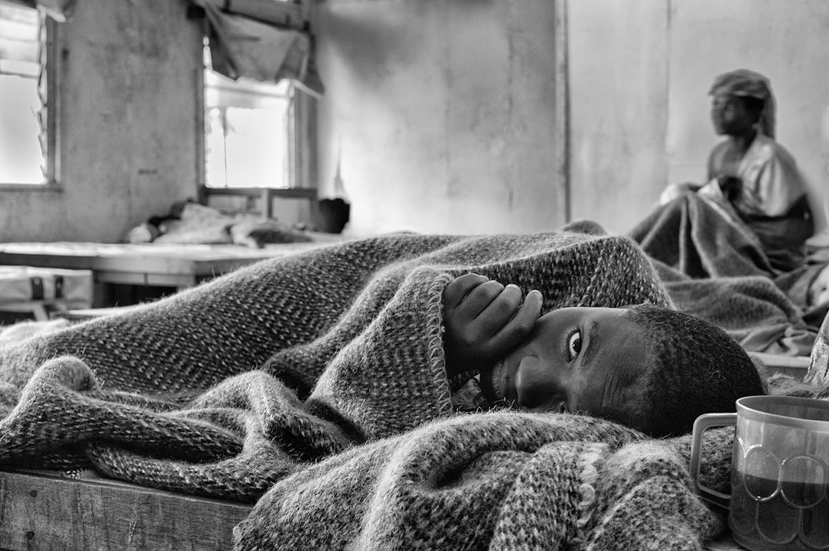 A refugee mother beside her daughter in the emergency cholera unit of the Goma hospital.