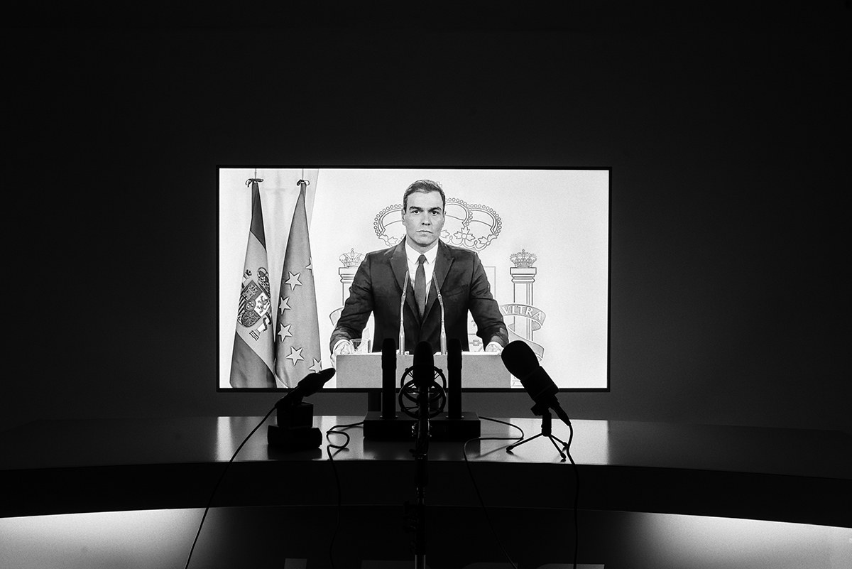 Television screen showing Spanish Prime Minister Pedro Sánchez announcing the state of alarm in March 2020.