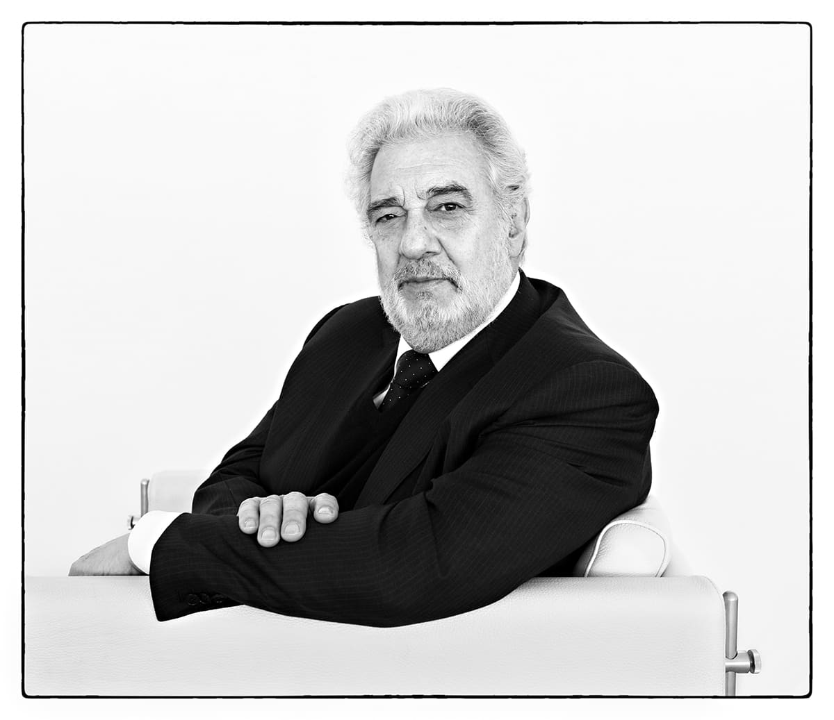 Black and white studio portrait of Plácido Domingo, tenor and conductor, from the series Ñ by Álvaro Ybarra Zavala.
