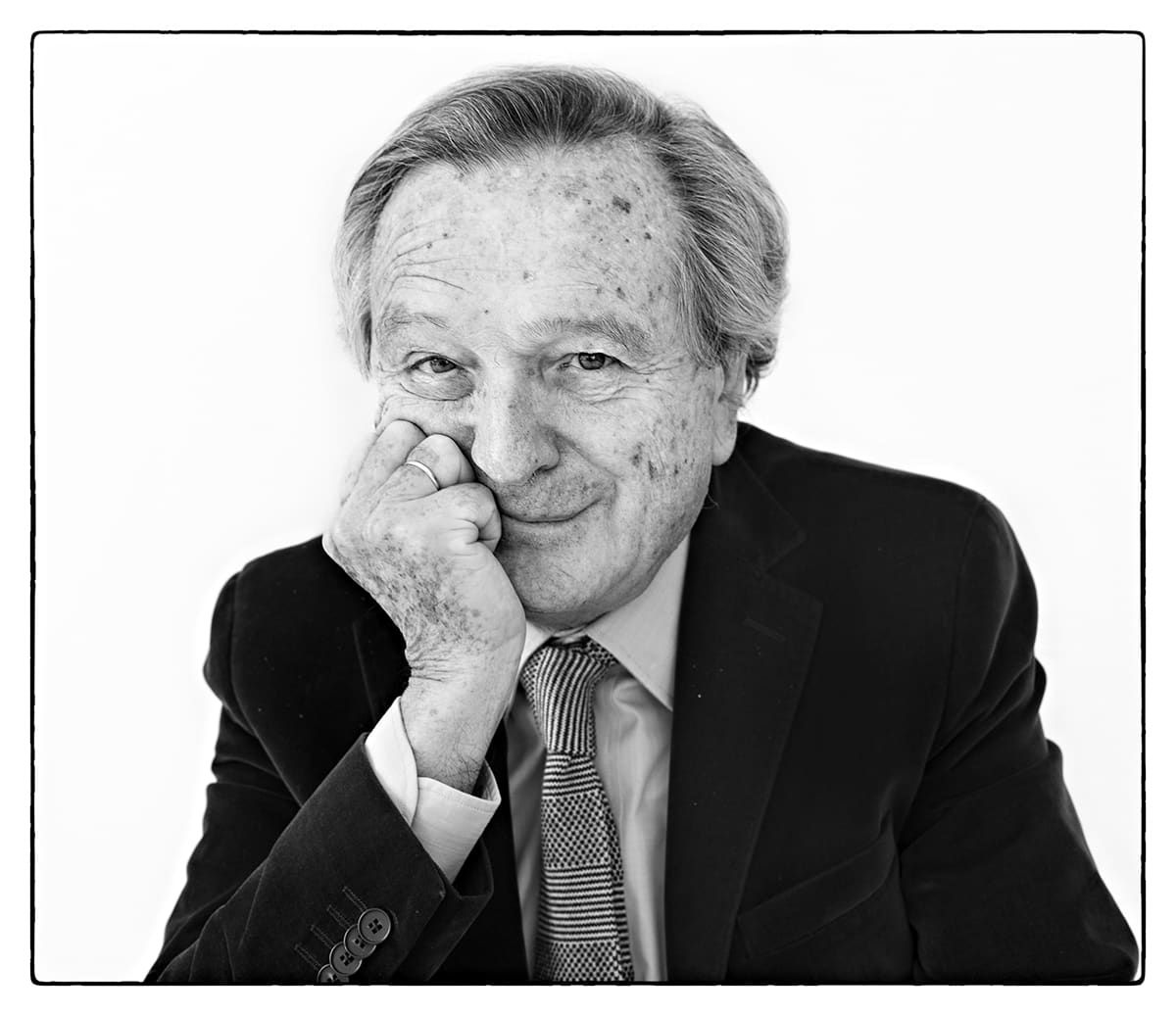 Black and white studio portrait of Rafael Moneo, architect, from the series Ñ by Álvaro Ybarra Zavala.