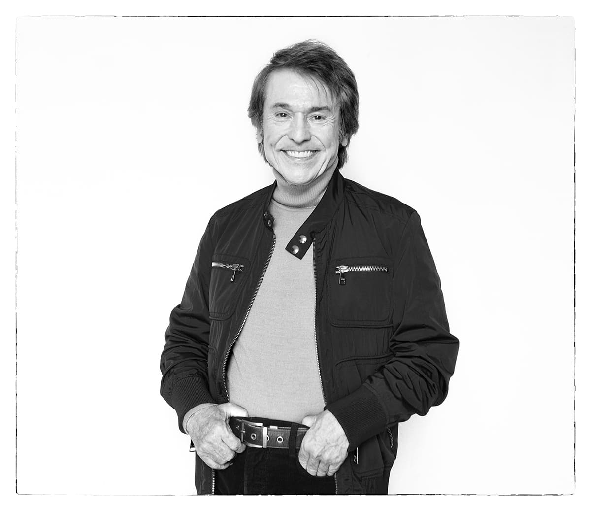 Black and white studio portrait of Raphael, singer, from the series Ñ by Álvaro Ybarra Zavala.