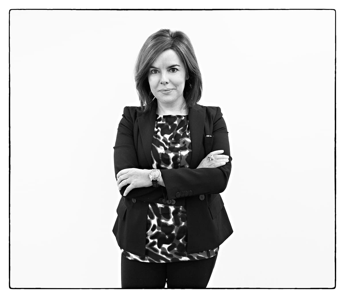 Black and white studio portrait of Soraya Sáenz de Santamaría, politician, from the series Ñ by Álvaro Ybarra Zavala.