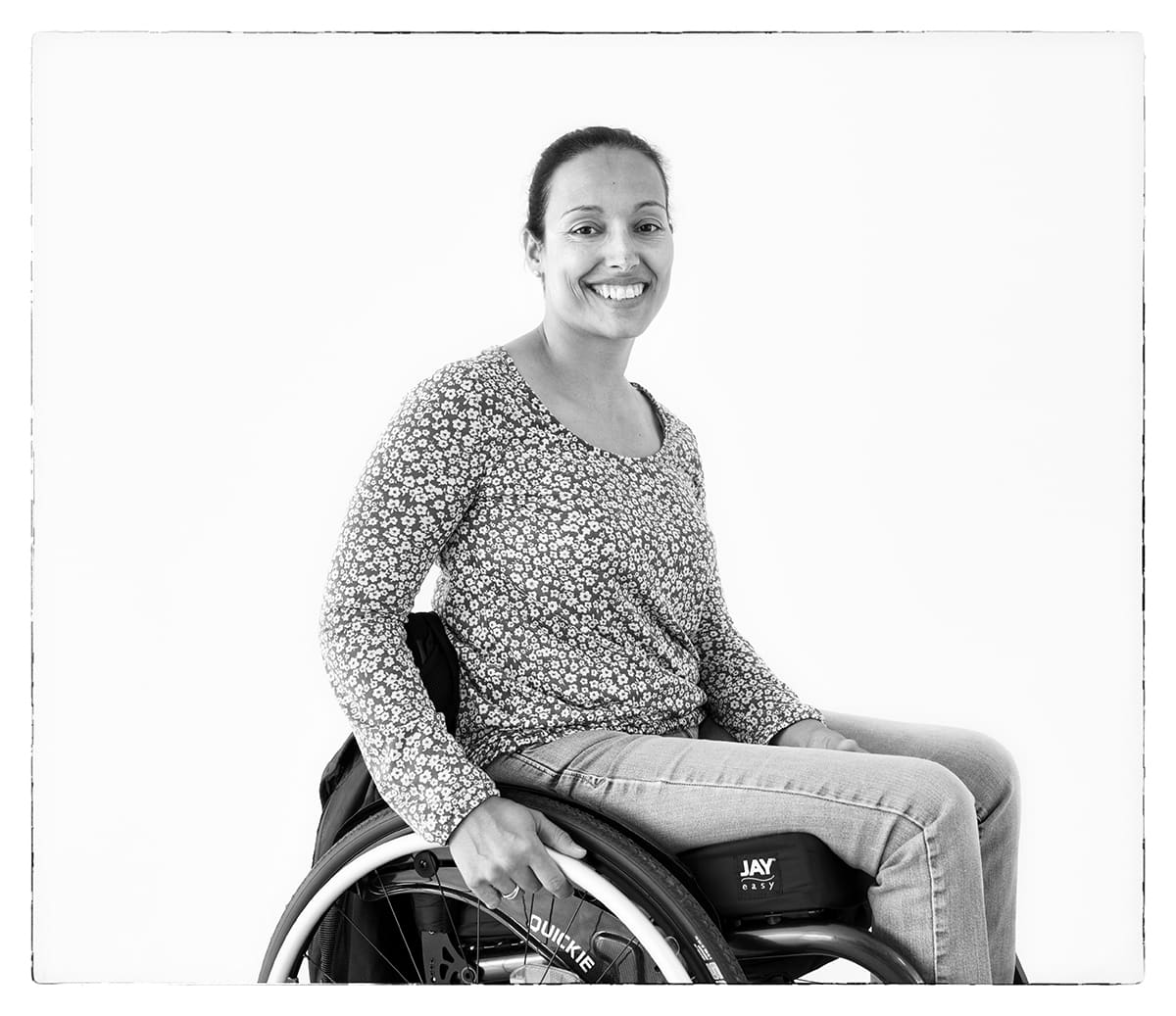 Black and white studio portrait of Teresa Perales, Paralympic swimmer, from the series Ñ by Álvaro Ybarra Zavala.