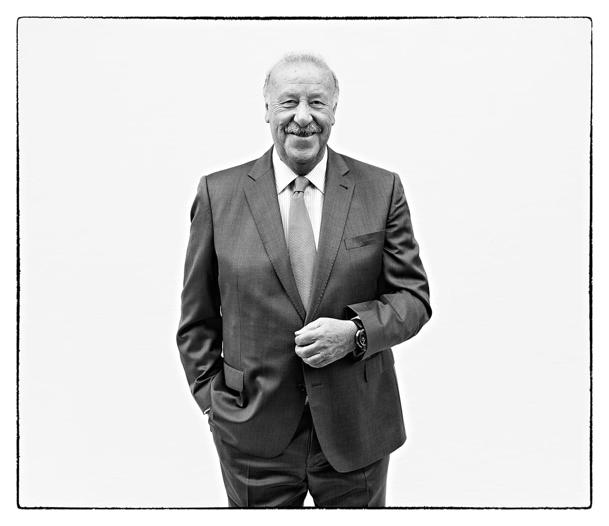 Black and white studio portrait of Vicente del Bosque, football coach, from the series Ñ by Álvaro Ybarra Zavala.